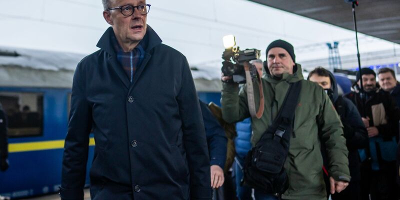 Friedrich Merz (l), Unions Kanzlerkandidat und CDU Bundesvorsitzender, kommt am Bahnhof in Kiew in der Ukraine an. - Foto: Michael Kappeler/dpa