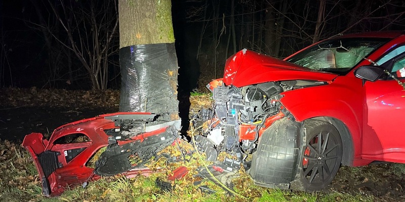 POL-RBK: Rösrath - Pkw prallt frontal gegen Baum - Fahrer schwer verletzt - Foto: presseportal.de