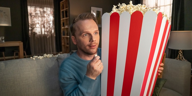 So geht Fernsehen.: Comedian Ralf Schmitz entdeckt in der neuen HD+ Kampagne, wie einfach HD+ modernen Fernsehgenuss macht - Foto: presseportal.de