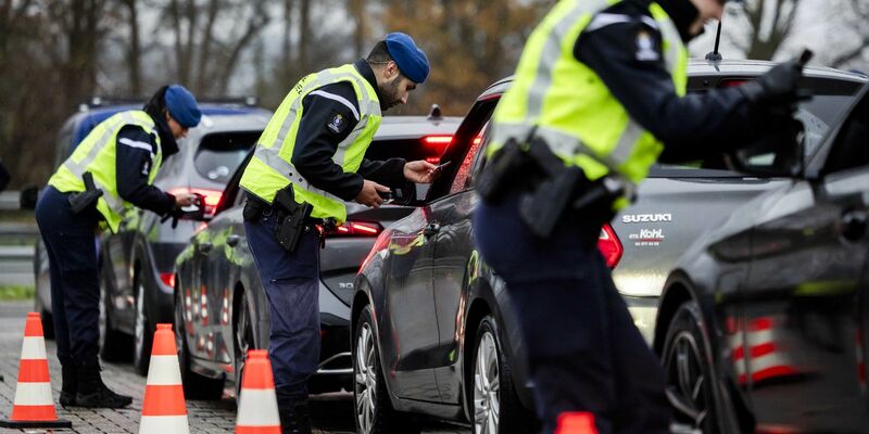 Kritischer Blick in die Autos: Kontrollen an der niederländischen Grenze. - Foto: Remko De Waal/ANP/dpa
