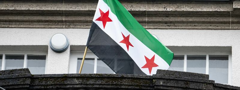 Über der syrischen Botschaft in Berlin weht jetzt die Flagge der Revolutionäre. - Foto: Fabian Sommer/dpa