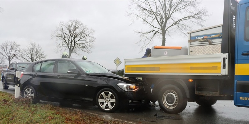 POL-HX: Auffahrunfall verursacht - Fahrer ohne Führerschein - Foto: presseportal.de
