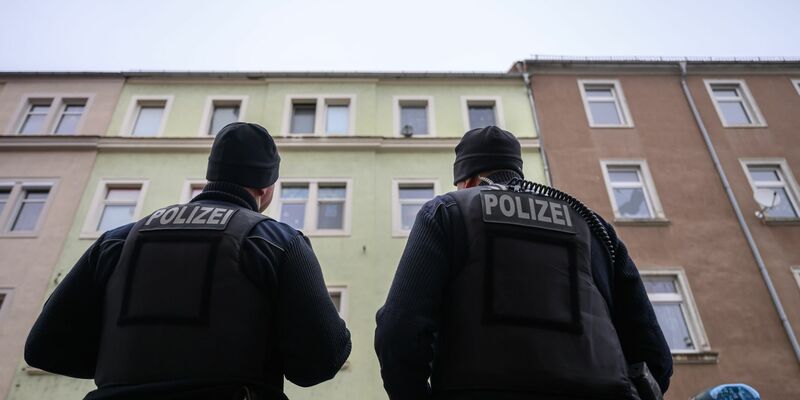 Die Spurensicherung in der Wohnung ist abgeschlossen. - Foto: Robert Michael/dpa