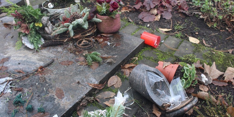 POL-VIE: Viersen-Bockert: Unbekannte beschädigen Gräber mit einem Auto - Foto: presseportal.de