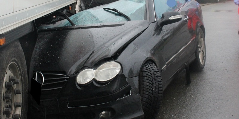 POL-MI: Auto kracht gegen Sattelzug-Anhänger - Foto: presseportal.de