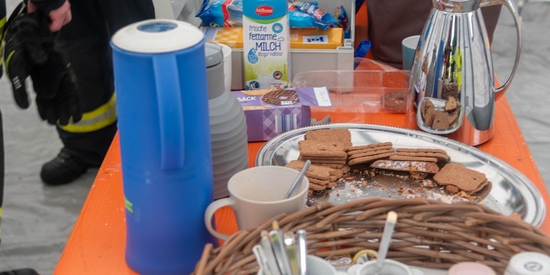 FW-OE: 4 Wohnmobile fallen Scheunenbrand zum Opfer - Sporker Bevölkerung versorgt Einsatzkräfte - Foto: presseportal.de