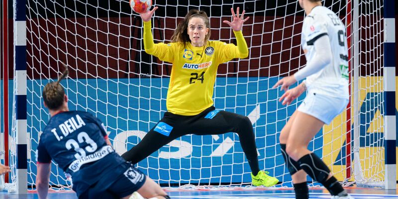 Sah einen kämpferischen, aber fehlerhaften Auftritt der DHB-Frauen: Bundestrainer Markus Gaugisch. - Foto: Marco Wolf/wolf-sportfoto/dpa