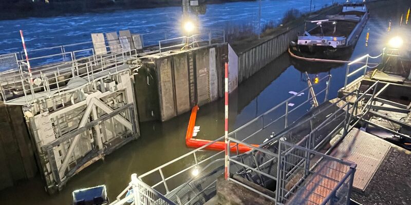 Noch gibt es keine Lösung für die Schiffe auf der Mosel, die nicht weiterkommen. - Foto: WSA Mosel-Saar-Lahn/dpa