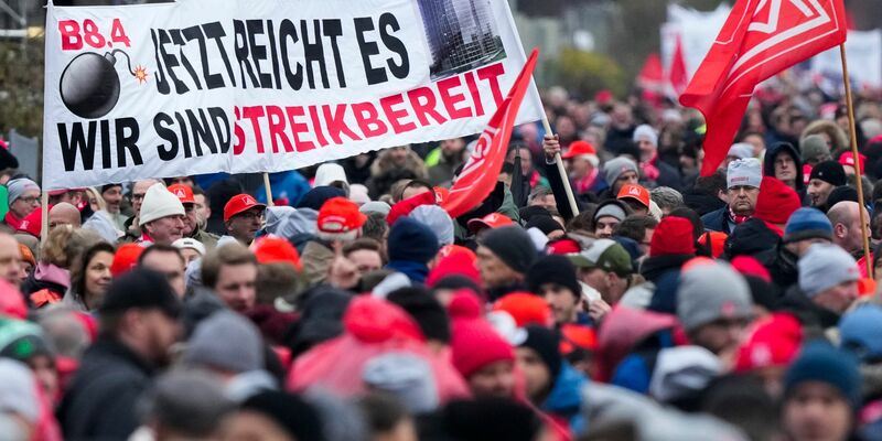 IG-Metall-Chefin Christiane Benner spricht auf der Kundegebung. - Foto: Martin Meissner/AP POOL/dpa