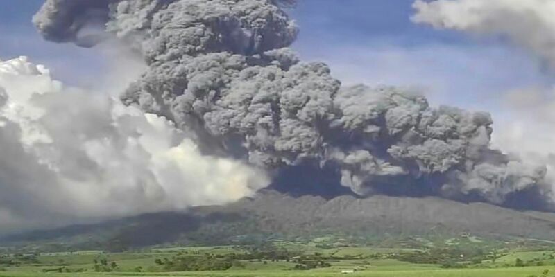 Ein Ausbruch des Vulkans Kanlaon auf den Philippinen hat Tausende Menschen in die Flucht getrieben. - Foto: -/Philippine Institute of Volcanology and Seismology via AP/dpa