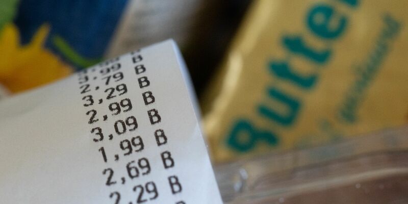 Beim Lebensmittelkauf ist von sinkender Inflation nichts zu spüren.  - Foto: Hendrik Schmidt/dpa