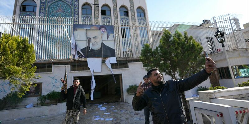 Nach dem Umsturz in Syrien stürmten Aufständische die iranische Botschaft in Damaskus. Teheran steht nach dem Sturz von Baschar al-Assad vor einem neuen Dilemma. (Archivbild) - Foto: Hussein Malla/AP/dpa