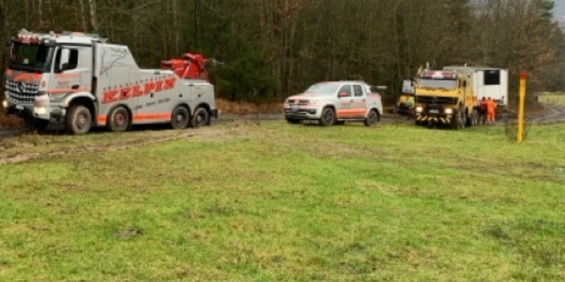 LPI-SLF: Wiederholt festgefahrener LKW bei Weischwitz: Unfallflucht mit mehreren Geschädigten und umständliche Bergung - Foto: presseportal.de