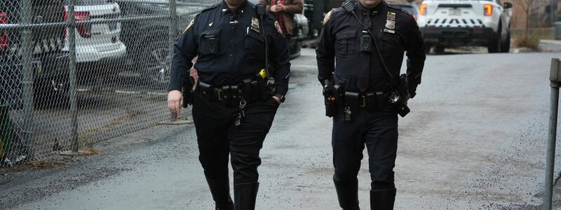 Der stellvertretende Kommissar der New Yorker Polizei, Kaz Daughtry, trifft im Altoona Police Department ein, wo ein Mann mit einer Waffe, die der bei der Ermordung des CEO von UnitedHealthcare, Brian Thompson, verwendeten ähnlich sein soll, in Polizeigewahrsam genommen wurde. - Foto: Gene J. Puskar/AP