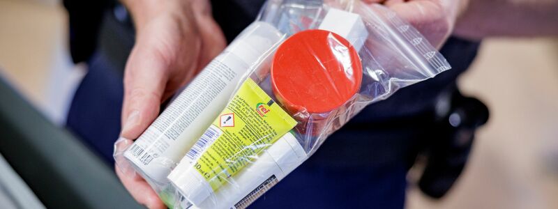 So mussten Flüssigkeiten bislang verpackt werden. (Archivbild) - Foto: Axel Heimken/dpa/dpa-tmn