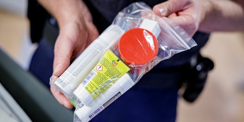 Baldiges Ende der Flüssigkeitsbegrenzung im Handgepäck? (Archivbild) - Foto: Axel Heimken/dpa/dpa-tmn