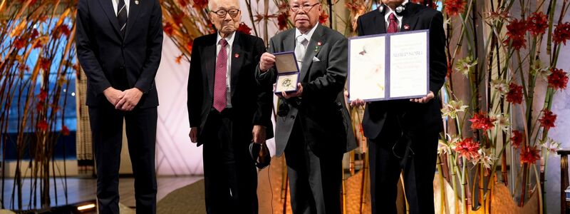 Die drei Co-Vorsitzenden von Nihon Hidankyo nahmen den Friedensnobelpreis in Oslo entgegen. - Foto: Heiko Junge/NTB Pool/AP/dpa