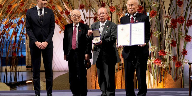 Die drei Co-Vorsitzenden von Nihon Hidankyo nahmen den Friedensnobelpreis in Oslo entgegen. - Foto: Heiko Junge/NTB Pool/AP/dpa