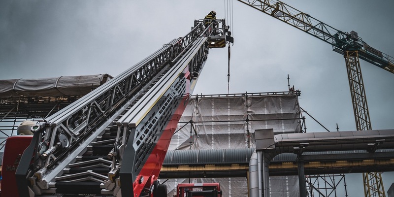 Feuerwehr Rostock: Arbeitsunfall erfordert Spezialeinsatz der Höhenrettung - Foto: presseportal.de