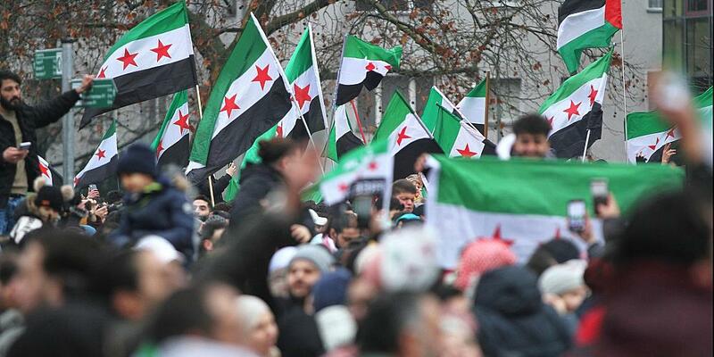 Syrer in Deutschland feiern den Sturz von Assad in Syrien am 08.12.2024 - Foto: über dts Nachrichtenagentur
