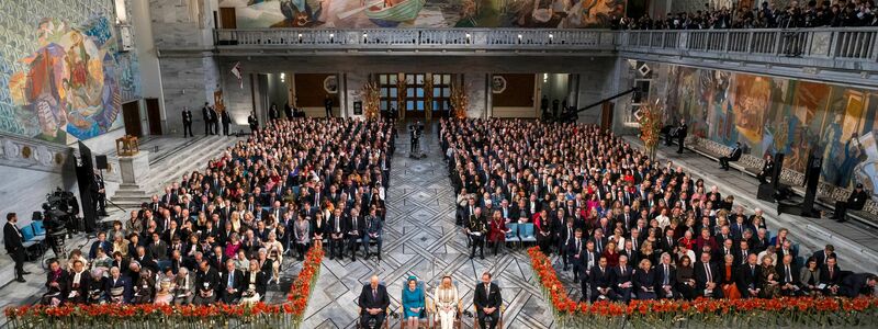 Bei der Preiszeremonie im Rathaus von Oslo waren auch das norwegische Königspaar und das Kronprinzenpaar (Mitte) dabei. - Foto: Cornelius Poppe/NTB/dpa