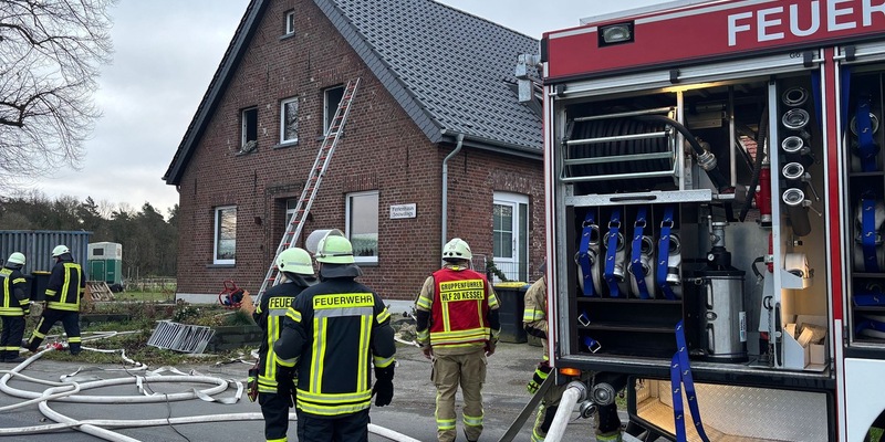 Feuerwehr Goch: Feuer in Badezimmer: Eine Person kam ins Krankenhaus - Foto: presseportal.de