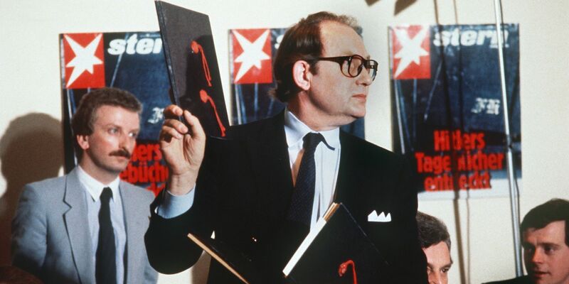 «Stern»-Reporter Gerd Heidemann präsentierte 1983 auf einer Pressekonferenz des Hamburger Magazins «Stern» die angeblichen Hitler-Tagebücher. (Archivbild) - Foto: Chris Pohlert/dpa