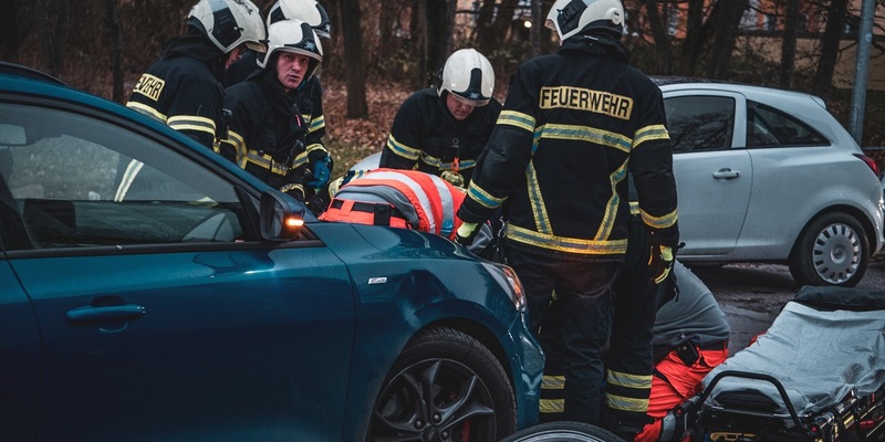 Feuerwehr Rostock: Radfahrer unter PKW eingeklemmt - Foto: presseportal.de
