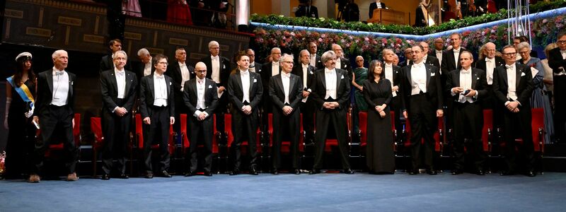 Die versammelten Nobelpreisträger in Stockholm. - Foto: Pontus Lundahl/TT News Agency via AP/dpa