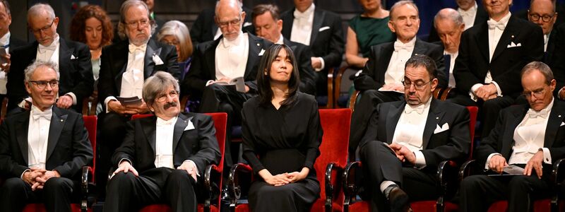 Die Südkoreanerin Han Kang (Mitte) ist die diesjährige Literaturnobelpreisträgerin. - Foto: Henrik Montgomery/TT News Agency/AP