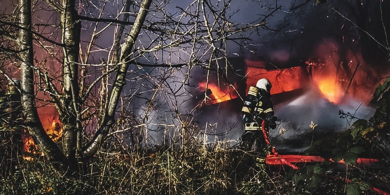 Feuerwehr Rostock: Ausgedehnter Brand in Kleingartenanlage - Foto: presseportal.de