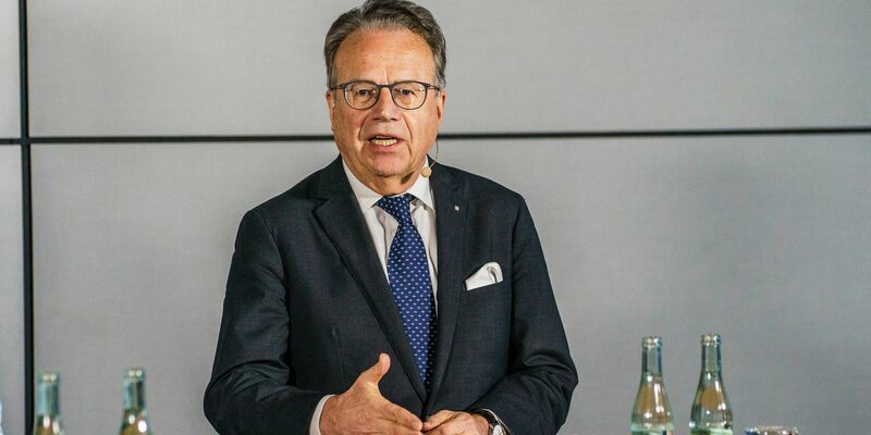 Der frühere Chef der Bundesagentur für Arbeit, Frank-Jürgen Weise, zieht in den Aufsichtsrat des Stahlherstellers Thyssenkrupp Steel ein.  - Foto: Andreas Arnold/dpa