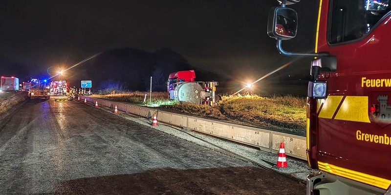 FW Grevenbroich: Gefahrgut LKW verunglückt bei Grevenbroich / Stundenlanger Einsatz und Vollsperrung auf der Autobahn - Foto: presseportal.de