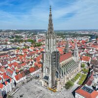 Ulm hat nicht mehr den höchsten Kirchturm der Welt. (Archivbild)  - Foto: Jason Tschepljakow/dpa