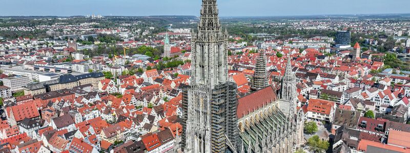 Bye bye Titel: Bald hat Ulm nicht mehr den höchsten Kirchturm der Welt. (Archivbild)  - Foto: Jason Tschepljakow/dpa