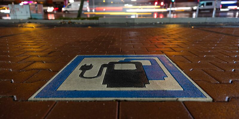 Die Bundesregierung wollte bis zum Jahr 2030 mindestens 15 Millionen Batterieautos auf den Straßen. Nach Hochrechnung der Unternehmensberatung Deloitte könnten es gut 11 Millionen werden.  - Foto: Hannes P. Albert/dpa