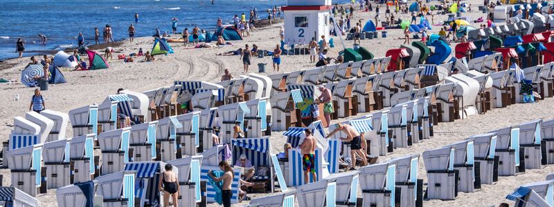 Sommerurlauber am Ostseestrand in Warnemünde. Im Zeitraum von Januar bis November erzielte der Deutschland-Tourismus einen Rekord. - Foto: Jens Büttner/dpa