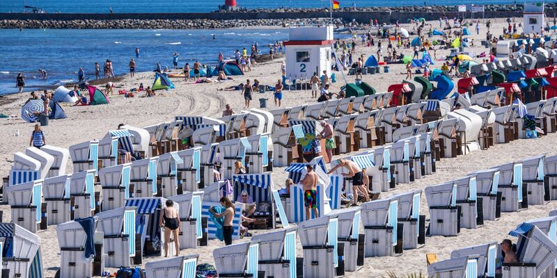 Sommerurlauber am Ostseestrand in Warnemünde. Im Zeitraum von Januar bis Oktober erzielte der Deutschland-Tourismus mit gut 433 Millionen Übernachtungen einen Rekord. - Foto: Jens Büttner/dpa