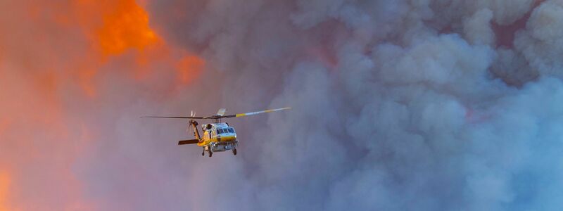 Rund 1.700 Feuerwehrleute bekämpften die Flammen - teils auch aus der Luft. - Foto: Jill Connelly/ZUMA Press Wire/dpa