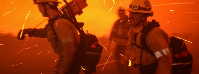 Die Rettungsarbeiten werden durch starke Winde beeinträchtigt.  - Foto: Jae C. Hong/AP/dpa