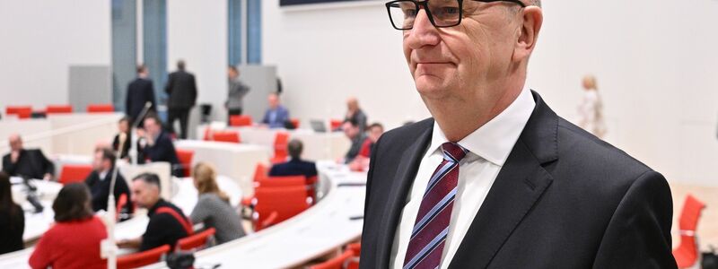 Freude nach seiner Wiederwahl: Ministerpräsident Dietmar Woidke küsst seine Frau Susanne, die ihn in den Landtag begleitet hat.  - Foto: Sebastian Christoph Gollnow/dpa