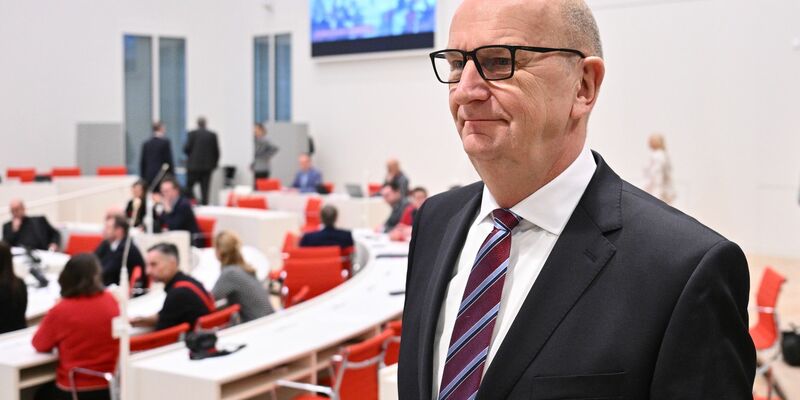Freude nach seiner Wiederwahl: Ministerpräsident Dietmar Woidke küsst seine Frau Susanne, die ihn in den Landtag begleitet hat. - Foto: Sebastian Christoph Gollnow/dpa