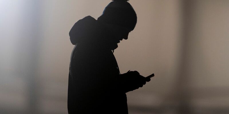  Jeder dritte Mann und jede fünfte Frau verschweigen ihre Einsamkeit. (Illustration) - Foto: Sebastian Kahnert/dpa