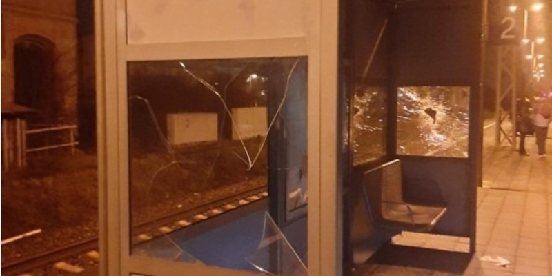 BPOLI DD: Zeugenaufruf: Unbekannte beschädigen Wartehäuschen am Bahnhof Dresden Cossebaude - Foto: presseportal.de