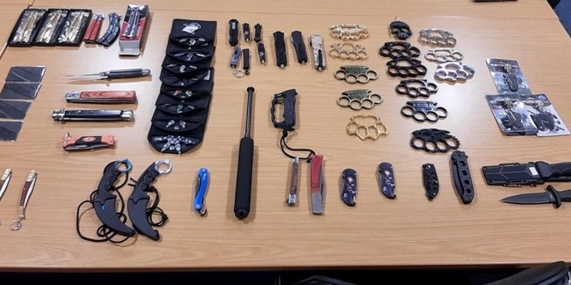 BPOLD-B: Von Bundespolizei gestoppt: Reisender hat Messer und Schlagringe im Gepäck - Foto: presseportal.de