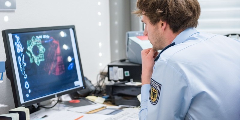 BPOLI EF: Kontrolle bringt falschen Führerschein hervor - Foto: presseportal.de