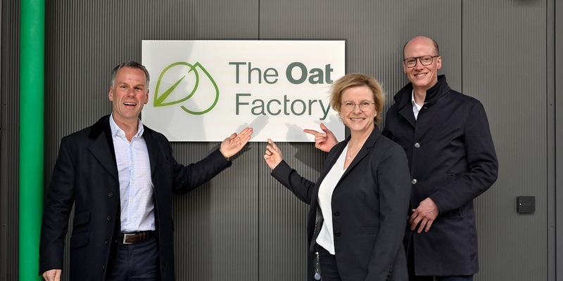 The Oat Factory setzt mit innovativen Haferprodukten neue Maßstäbe im Bereich Haferdrinks / Neue Fabrikation des Joint Ventures von frischli und Brüggen nimmt Produktion auf - Foto: presseportal.de