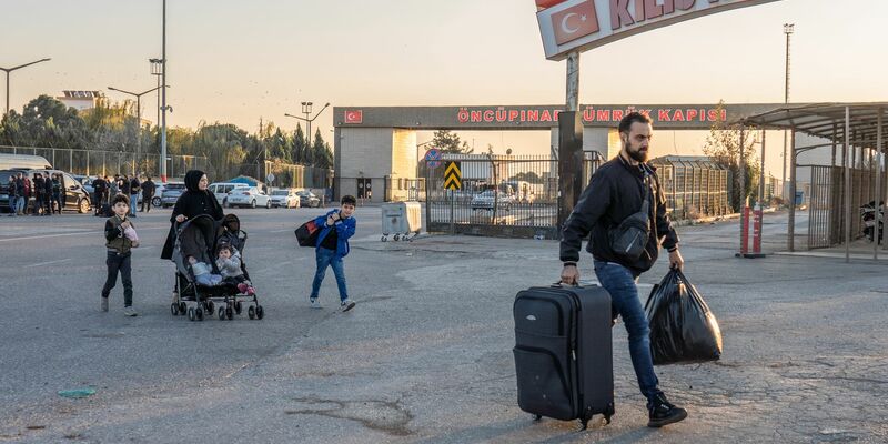 Said Ozo (r.), ein syrischer Migrant in der Türkei, arbeitet in einer Polsterwerkstatt in Kilis, er will aber zurück nach Syrien. - Foto: Ahmed Deeb/dpa