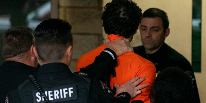 Luigi M. wird am Dienstag, 10. Dezember, in das Gerichtsgebäude von Blair County gebracht. - Foto: Benjamin B. Braun/Pittsburgh Post-Gazette via AP/dpa