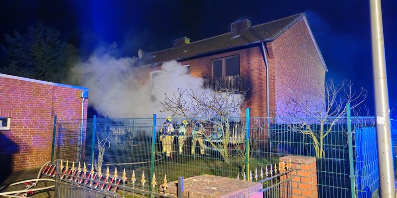 FW Gronau: 10 Personen bei Feuer in Mehrfamilienhaus in Gronau - Foto: presseportal.de